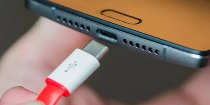 Herramientas para limpiar el puerto USB-C de tu móvil.