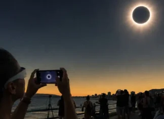 ¿Es seguro hacer fotos del eclipse con la cámara del móvil? Esto es lo que debes saber Sobre si es seguro hacer fotos del eclipse con la cámara del móvil.