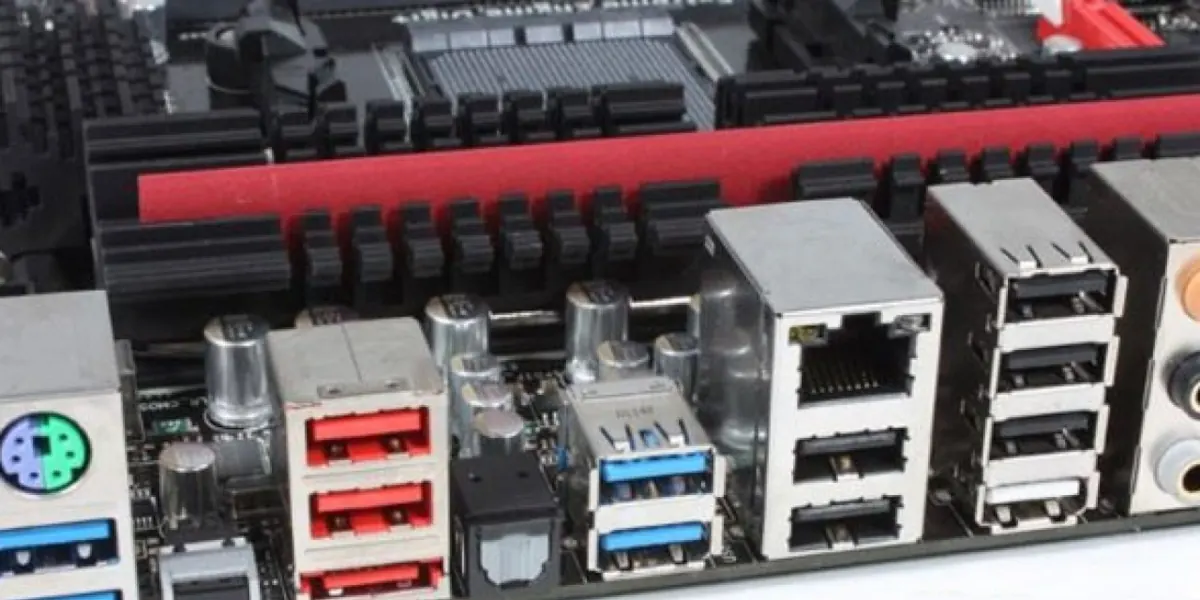 Detalle a tener en cuenta sobre el color de los puertos USB.