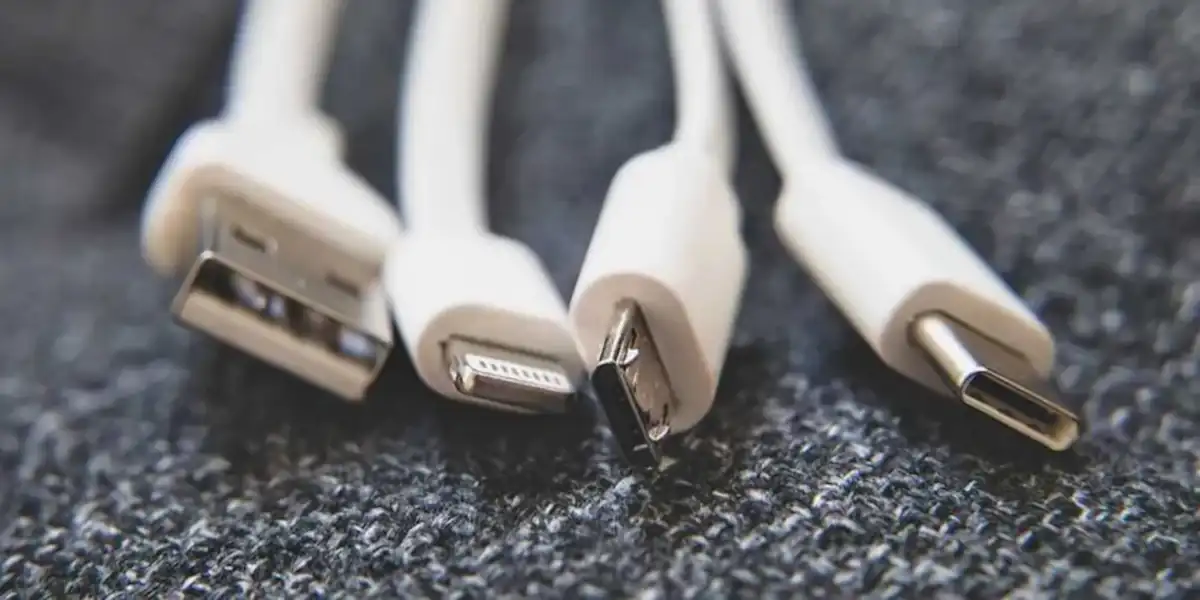 Vender el cable para su reciclado - cables USB dañados.