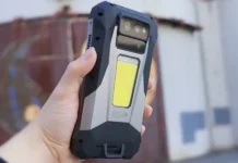 8849 TANK X, el móvil indestructible que esconde un cine 1080p en su interior 8849 TANK X