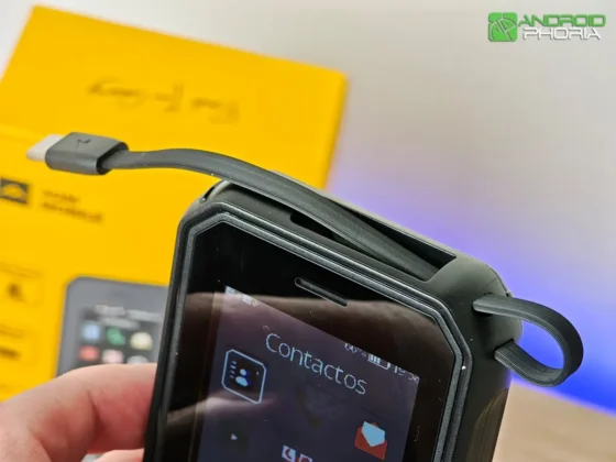 AGM M11 el dise&ntilde;o inteligente de su cable USB-C permite usarlo de cable o de correa de mano