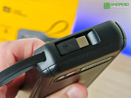AGM M11 en el borde superior esta el compartimiento para el cable USB-C