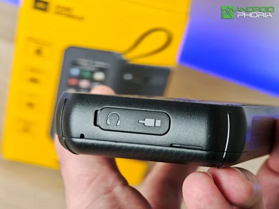 AGM M11 en la parte inferior tiene el puerto USB-C y jack para auriculares protegidos por una tapa de goma