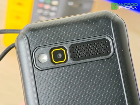 AGM M11 en la tapa trasera tiene la camara y su unico altavoz