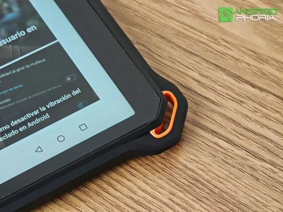 AGM P3 Compact AGM Pad P3 en su diseno integra unas ranuras que sirve de punto de anclaje para llevarla con correa