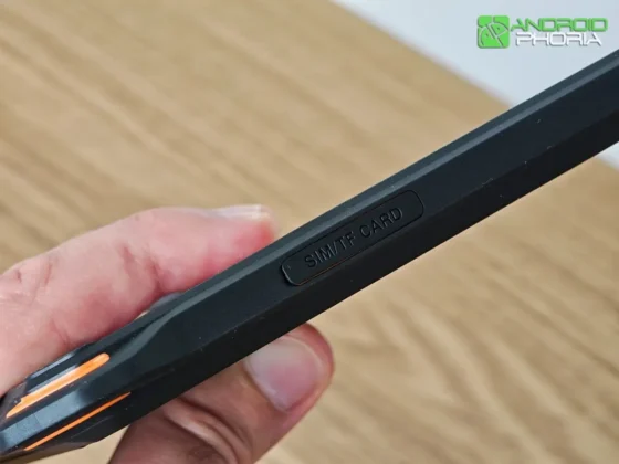 AGM P3 Compact AGM Pad P3 tanto su ranura para tarjetas como el puerto usb-c estan protegidas por tapas impermeables