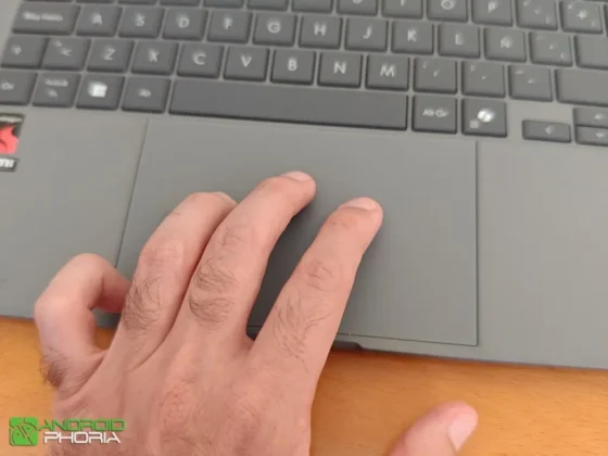 ASUS Zenbook A14 UX3407QA El touchpad es lo suficientemente amplio para un comodo uso