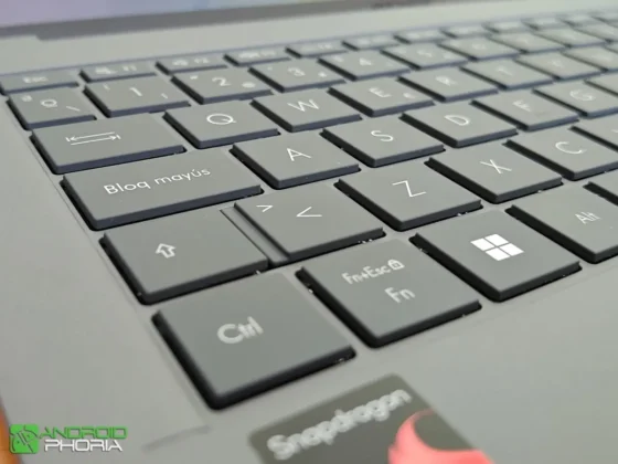 ASUS Zenbook A14 UX3407QA el teclado es retroiluminado y tienes 3 niveles de brillo ajustables