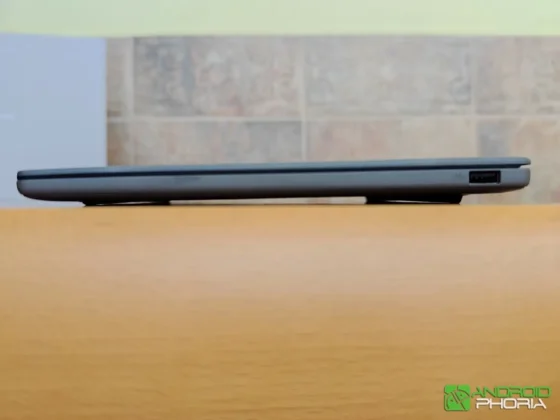 ASUS Zenbook A14 UX3407QA es realmente delgada con 1.34 cm de espesor en su lado mas delgado y 1.59 cm en el mas grueso