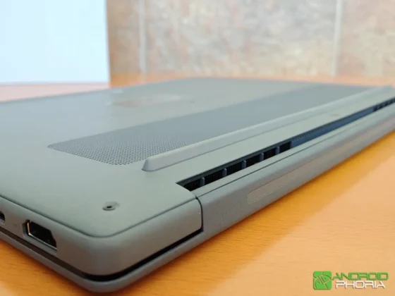 ASUS Zenbook A14 UX3407QA viene con un par soportes de goma que lo mantienen estable al usarlo en una mesa