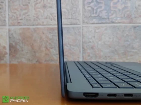 ASUS Zenbook A14 la bisagra de la pantalla permtie una apertura de 160 grados