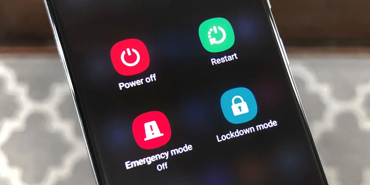 Pantalla de móvil enseñando las opciones de apagar o reiniciar