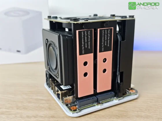 Beelink EX Mate Pro en cada cara lateral tiene 2 ranuras para SSD con almohadillas termicas