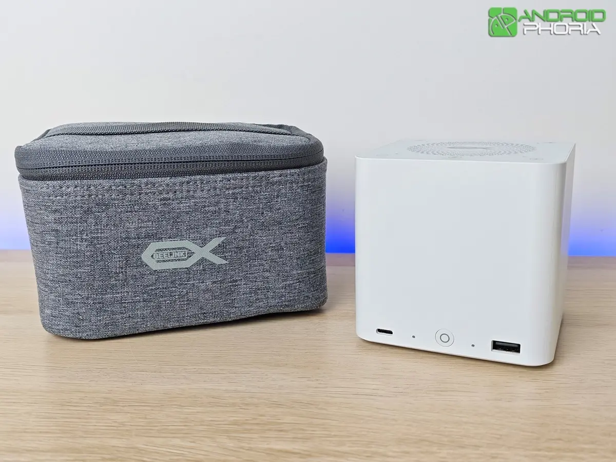 Beelink EX Mate Pro una estacion USB4 con carga de 96 W ranuras SSD para 32 TB altavoz y microfonos