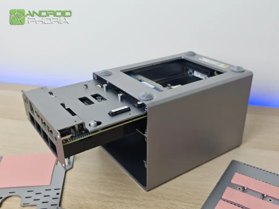 Beelink ME Pro extrayendo placa madre