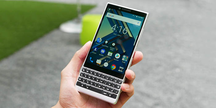 BlackBerry Key2 en mano