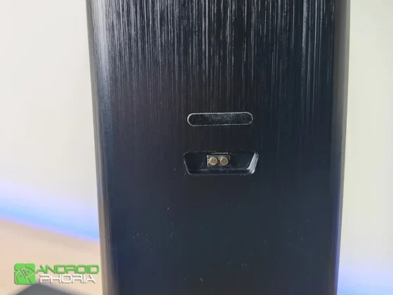 CZUR ET MAX el modulo de iluminacion se acopla magneticamente al mastil del escaner