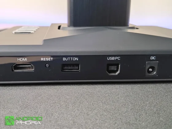 CZUR ET MAX en la base tiene todos sus puertos de alimentacion y conectividad