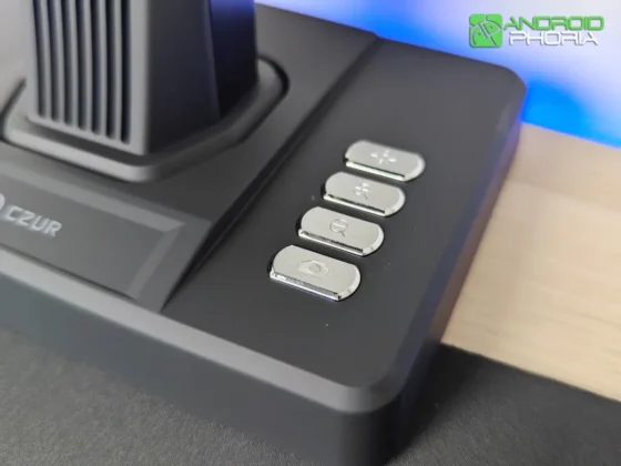 CZUR ET MAX en su base tiene un boton para escanear para ajustar el brillo y para acercar o alejar la imagen