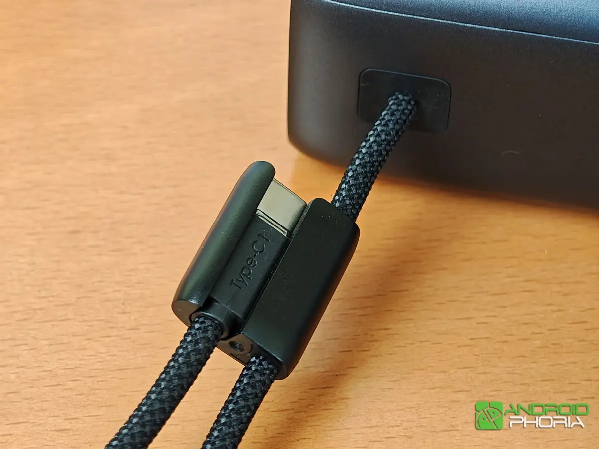 Colocas el cabezal del cable USB-C en el clip de sujecion y se transforma en una correa de transporte JOYROOM PODIX PR70