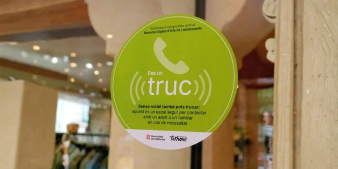 Comercios de cataluña y navarra tendran puntos seguros para que niños sin moviles llamen a sus padres