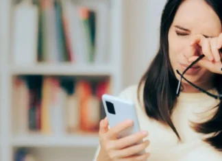 ¿El móvil te cansa la vista? Con estos consejos puedes reducir la fatiga visual ¿Cómo reducir la fatiga visual causada por los móviles?