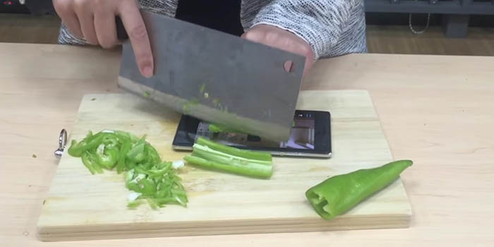 ¿Cuál es la mejor forma de ver el móvil mientras cocinas? Cortando verduras Bluboo XTouch