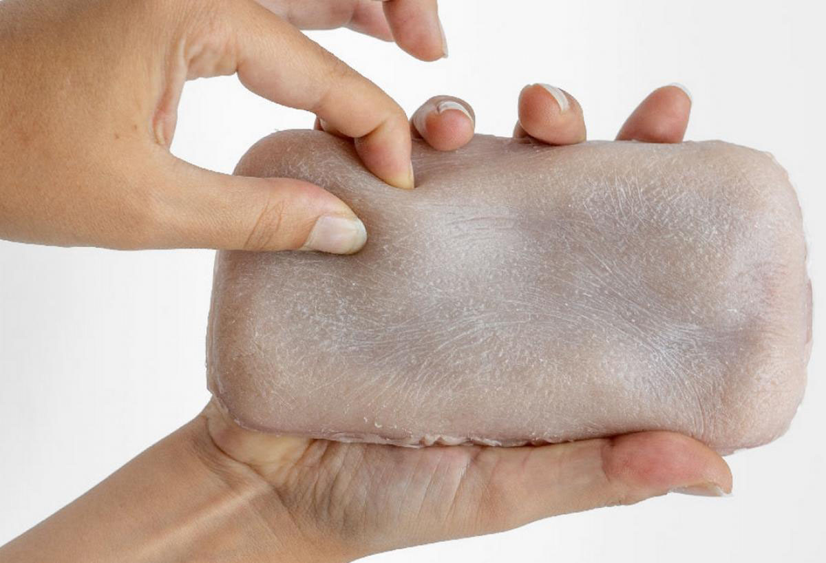 Crean funda con piel artificial para moviles