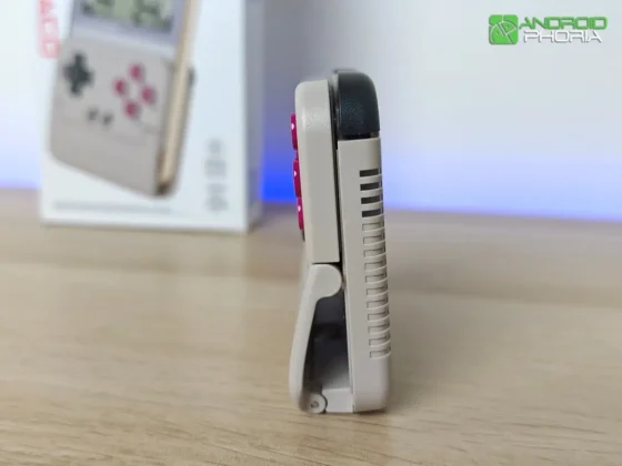 Cuenta con una bisagra que se abre para enganchar el movil GameSir Pocket Taco