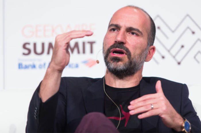 Dara khosrowshahi sentado