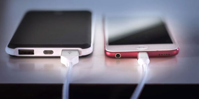 ¿Dejar el teléfono enchufado daña la batería? Mitos y verdades
