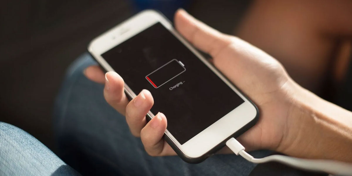 ¿Puedes dejar el teléfono enchufado todo el rato? Conoce la verdad detrás de los mitos