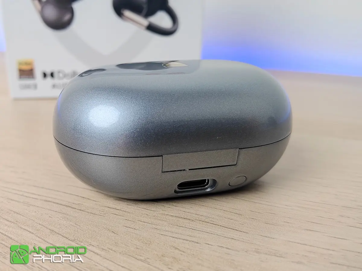 El estuche se carga via USB-C SoudPEATS Clip1