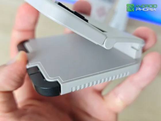 En la parte interna tiene almohadillas de silicona para proteger la pantalla del movil GameSir Pocket Taco