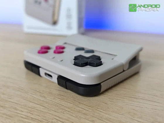 En la parte superior tiene gatillos GameSir Pocket Taco