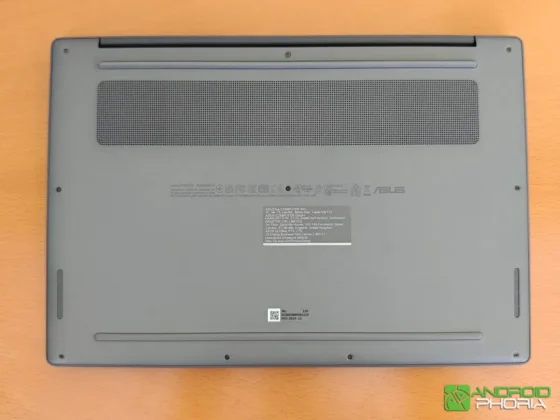 En su base tiene una amplia rejilla de ventilacion para la disipacion de calor y refrigeracion ASUS Zenbook A14 UX3407QA