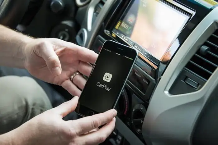 Entonces se pueden conectar varios móviles al coche