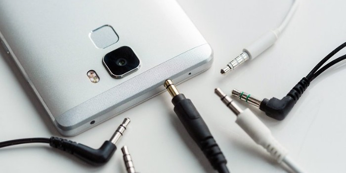 Escuchar musica y cargar bateria smartphone sin jack Escuchar musica y cargar bateria smartphone sin jack