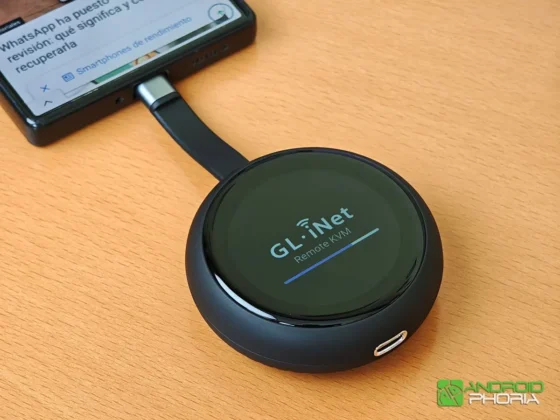 GL.iNet Comet Q viene con un cable usb-c integrado que es todo lo que necesitas para conectarlo a un dispositivo