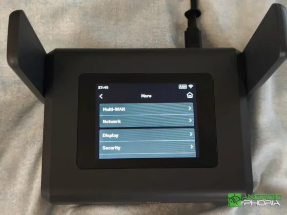 GL.iNet Slate 7 Pro con la pantalla puedes hacer ajustes rapidas y activar diferentes opciones