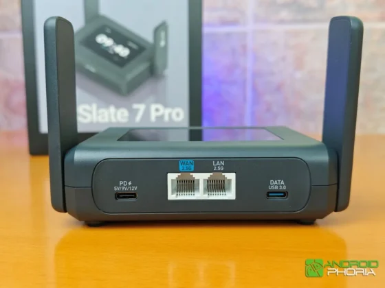 GL.iNet Slate 7 Pro en la parte posterior tiene sus puertos de red, un USB-C para perifericos y un USB-C de carga
