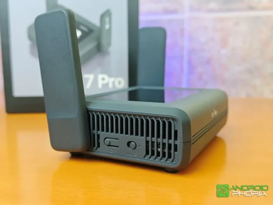 GL.iNet Slate 7 Pro en un costado tiene un boton de reinicio y un interruptor de personalizable