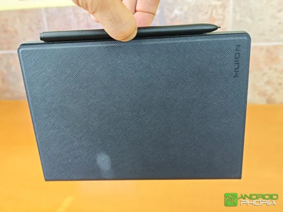 Huion Note E el lapiz lo puedes llevar unido magneticamente a un costado de la tablet o dentro de la funda