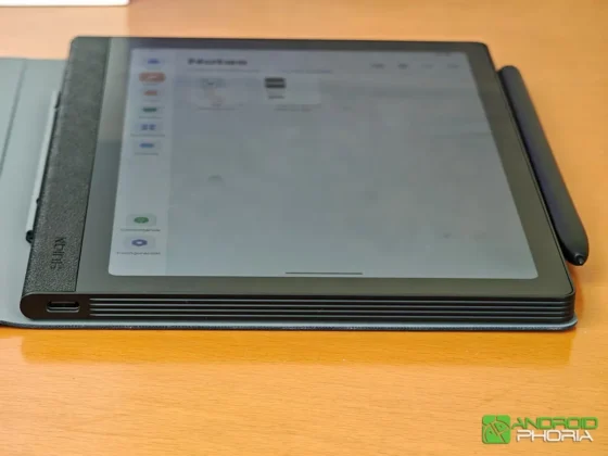 Huion Note E en el borde inferior tiene el puerto USB-C de carga ubicado en la esquina izquierda