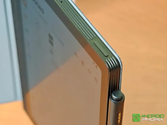 Huion Note E en el borde superior tiene el boton de encendido que tambien funciona de lector de huellas