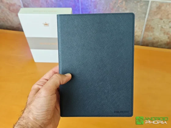 Huion Note E viene con una funda de cuero sintentico que protege la pantalla