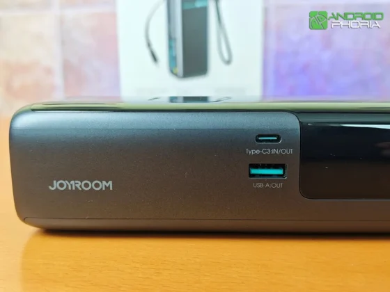 JOYROOM PODIX PR70 ademas de los dos cables integrados tambien tiene dos puertos USB al lado de la pantalla lateral