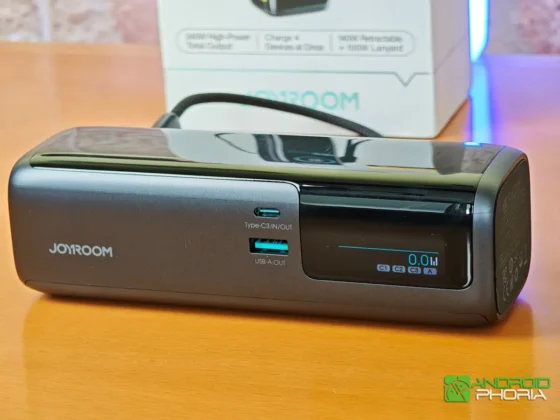 JOYROOM PODIX PR70 aunque se puede usar en vertical la posicion horizontal es la ideal y trae almohadillas antiresbalantes para esta disposicion