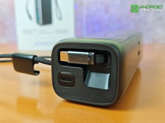 JOYROOM PODIX PR70 en parte superior tiene el boton de encendido y el compartimiento del cable retractil USB-C